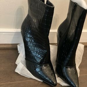 FASHION NOVA-BLACK BOOTIES